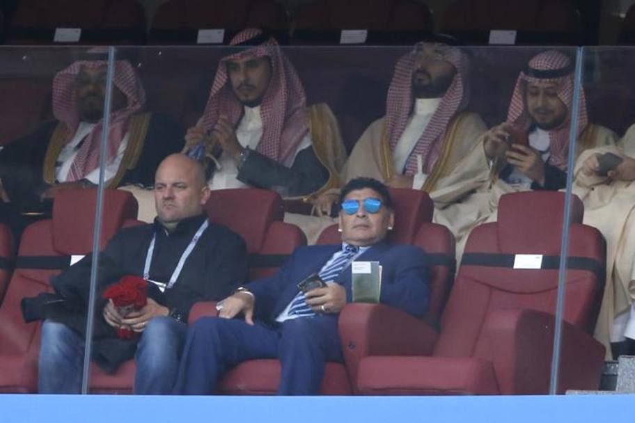 Un ospite di eccezione: Diego Armando Maradona sugli spalti. AP